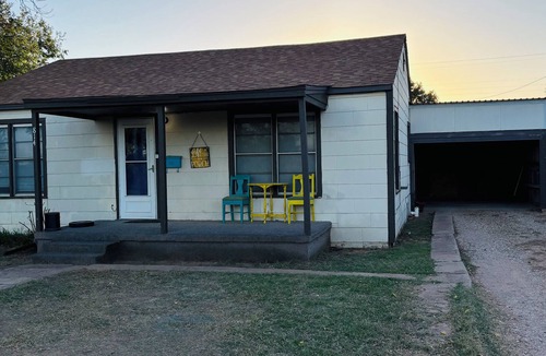 Hamlin House | Charming Cozy 2-bedroom home in Hamlin with shared backyard.