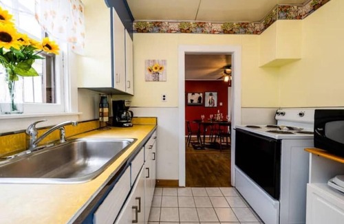 Three Oaks House | Charming/Cozy 2 BR 1 Bath steps from downtown.nn