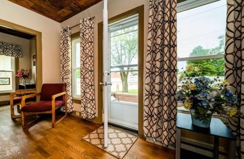 Three Oaks House | Charming/Cozy 2 BR 1 Bath steps from downtown.nn