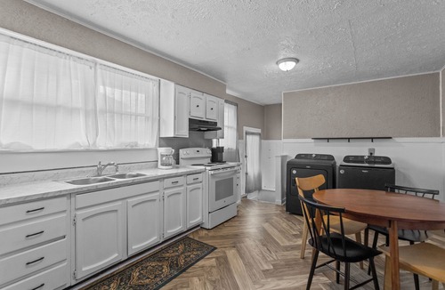 Kokomo House | Charming, cozy 3 bed bungalow