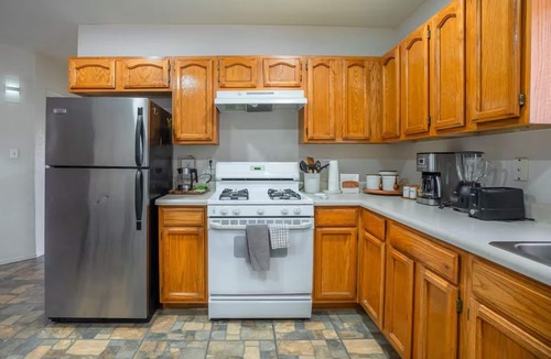 Biggs Field House | Charming & Cozy ~ 5★ Location ~ Backyard ~ Parking