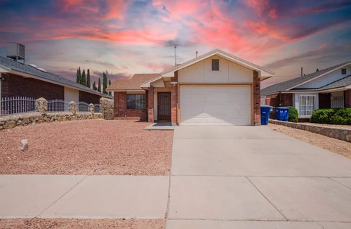 Biggs Field House | Charming & Cozy ~ 5★ Location ~ Backyard ~ Parking