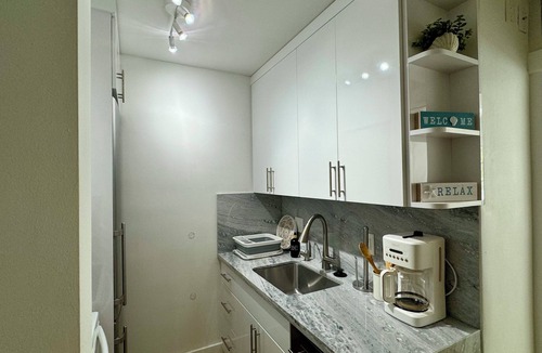Key Biscayne Apartment | Charming Cozy Apt - Walk to Beach - Pool - Key Biscayne