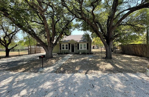 College Park House | Charming, cozy cottage located 1/2 mile, or 3 min. walk to Kyle Field.
