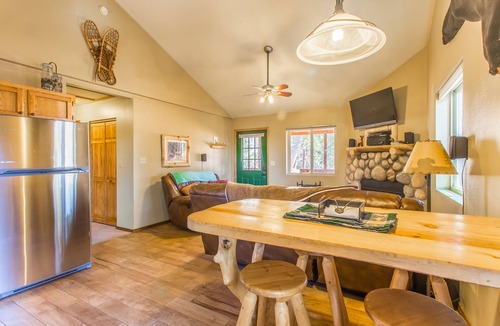 Rainbow Valley Cabin | Charming, cozy cabin in the heart of Pikes Peak country! Hot tub, gas fireplace!