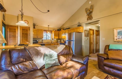 Rainbow Valley Cabin | Charming, cozy cabin in the heart of Pikes Peak country! Hot tub, gas fireplace!
