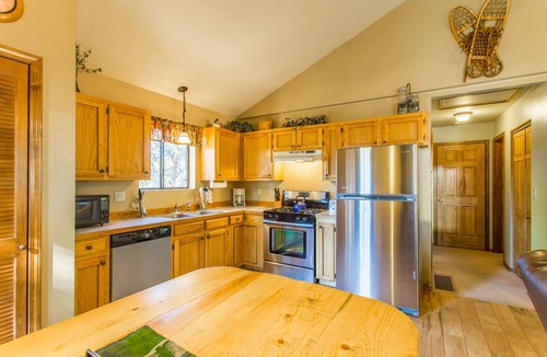Rainbow Valley Cabin | Charming, cozy cabin in the heart of Pikes Peak country! Hot tub, gas fireplace!