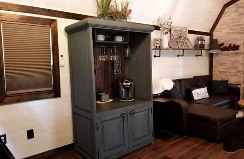 Fort Worth Cabin | Charming cozy cabin! Stocked pond, firepit, outdoor games!