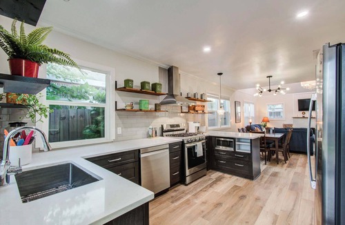 Greater East End House | Charming, Cozy & Central | 2-BD/1-BA, Mins to DT