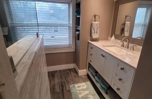 Middletown House | Charming & Cozy Cottage in Quiet Neighborhood