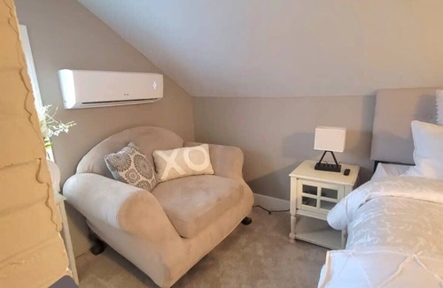 Middletown House | Charming & Cozy Cottage in Quiet Neighborhood