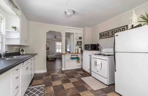 Lebanon Cottage | Charming Cozy Cottage with a Brand New Bathroom!