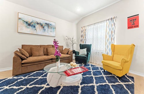Lubbock House | Charming & Cozy in the Heart off LubbockPerfect forYour Getaway Close toTex Tech