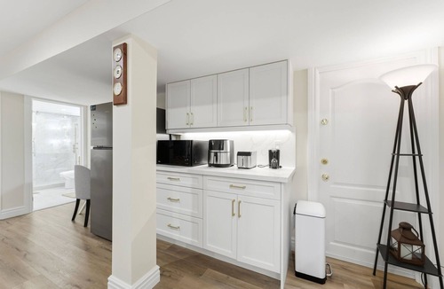 Whitby House | Charming Cozy Lower-Level Suite in a Quiet Area