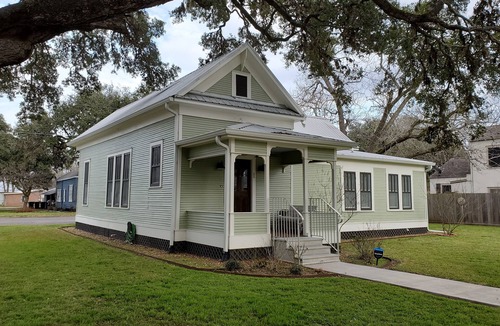 La Grange House | Charming & Cozy Victorian in Quiet Residential Setting