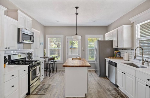 Oak Cliff House | Charming Craftsman byBishop Arts & Dtown w firepit