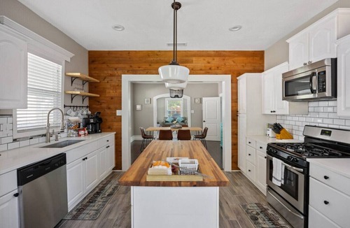 Oak Cliff House | Charming Craftsman byBishop Arts & Dtown w firepit