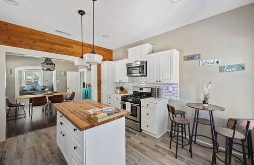 Oak Cliff House | Charming Craftsman byBishop Arts & Dtown w firepit