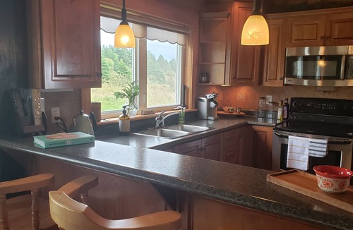 Colinet House | Charming craftsman cottage - tranquility on the bay!