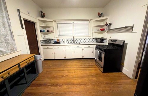 Hutto House | Charming Craftsman Home located in the Downtown Historic District of Hutto Texas
