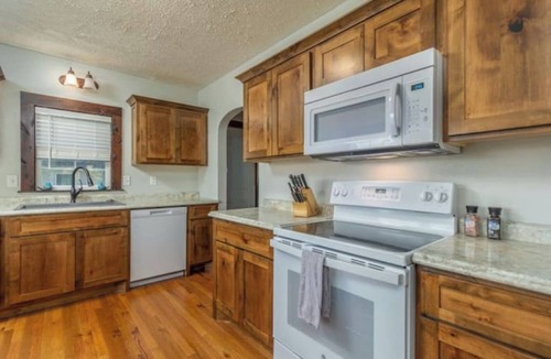 Lebanon House | Charming craftsman home centrally located to multiple state parks.