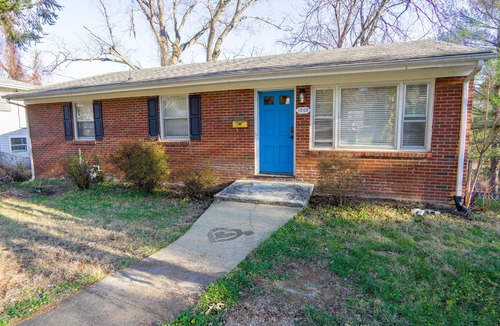 Locust Grove House | Charming Creekside Gem near Downtown