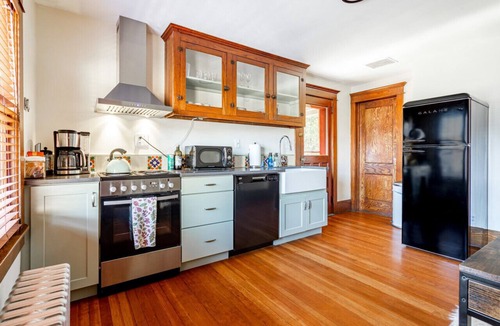 Jeffersonville House | Charming Creekside Village Cottage!