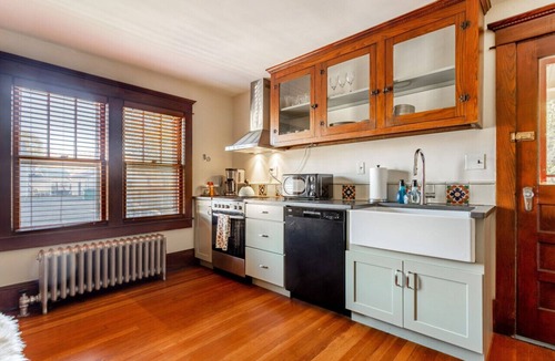 Jeffersonville House | Charming Creekside Village Cottage!