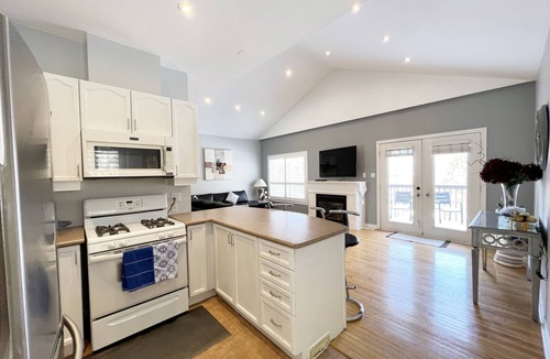 Barrie House | CHARMING CUSTOM HOME BESIDE PARK,WALK TO BEACH