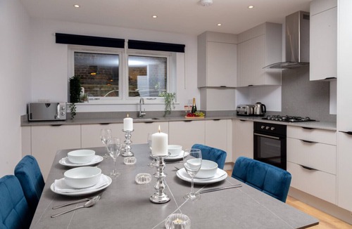 Walworth Apartment | Charming Deluxe South Central Apartment