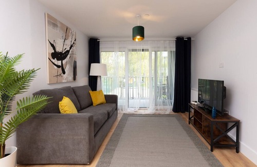 Walworth Apartment | Charming Deluxe South Central Apartment
