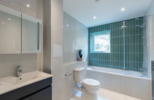 Walworth Apartment | Charming Deluxe South Central Apartment