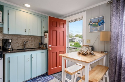 Dennis Port Condo | Charming Dennis Port Getaway for Two with Pool & Walk to Beach