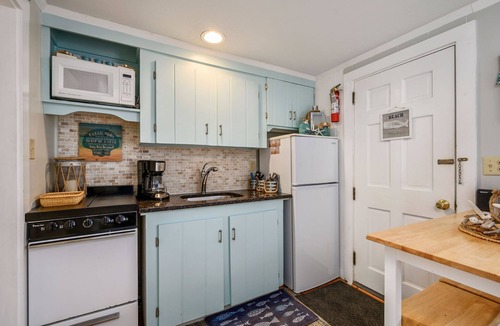 Dennis Port Condo | Charming Dennis Port Getaway for Two with Pool & Walk to Beach