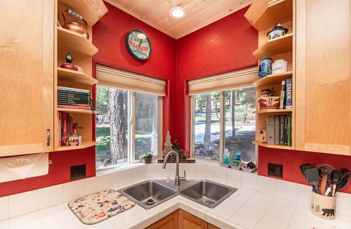 Carnelian Bay House | Charming Dog-Friendly Lake Tahoe Cabin – Hot Tub, Pool Table & Walk to Beach