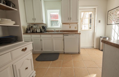 Isle of Palms Condo | Charming, dog-friendly beach house downstairs