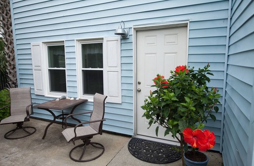 Isle of Palms Condo | Charming, dog-friendly beach house downstairs
