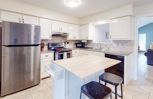 Aransas Pass House | Charming, dog-friendly home with grill, patio, central AC & washer/dryer