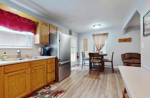 Andersonville House | Charming Dog Friendly Home Sleeps 6 Deck Grill