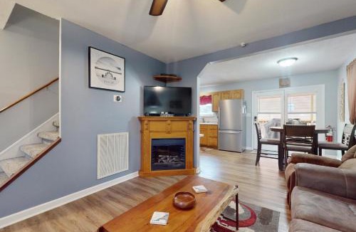 Andersonville House | Charming Dog Friendly Home Sleeps 6 Deck Grill