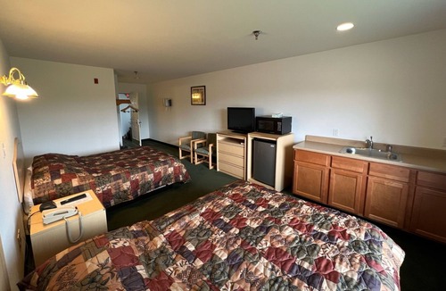 Red Bud Bed & Breakfast | Charming Double Queen Suite in Heart of Red Bud
