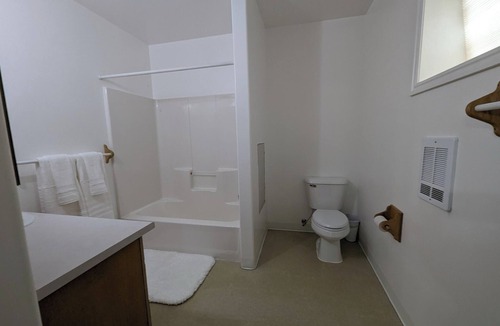 Hot Springs Cabin | Charming Double Room - Room 134