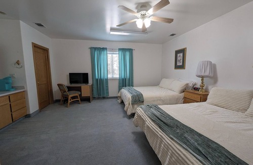 Hot Springs Cabin | Charming Double Room - Room 134