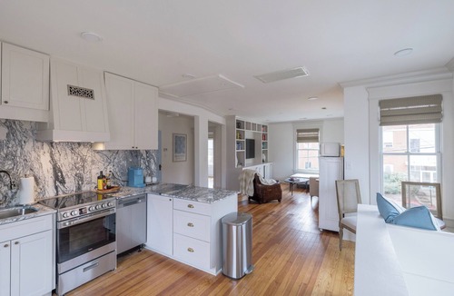 North Downtown Apartment | Charming Downtown 2 BR Apartment Steps from Downtown Mall