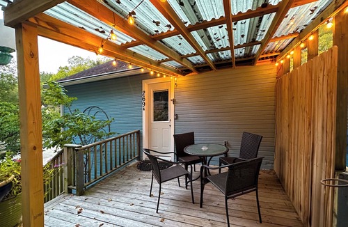 Eureka Springs Historic District Condo | Charming Downtown Eureka Springs Flat w/Parking, Full Kitchen, & Private Patio