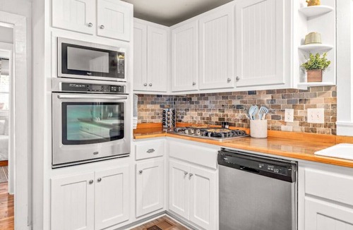 Buford Cottage | Charming Downtown Buford | Walk to Eats & Shops