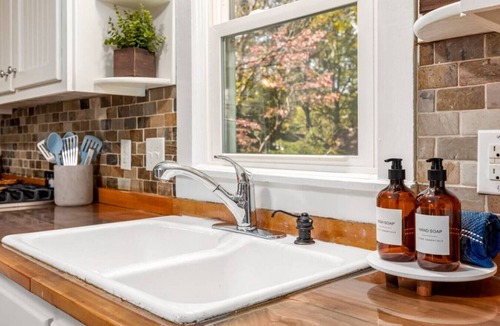 Buford Cottage | Charming Downtown Buford | Walk to Eats & Shops