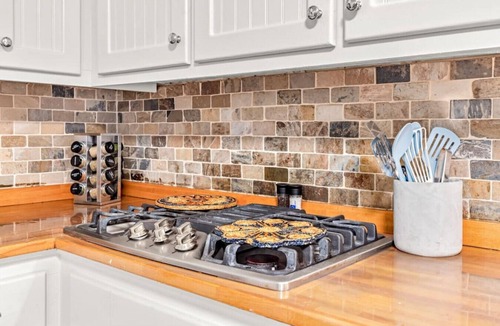 Buford Cottage | Charming Downtown Buford | Walk to Eats & Shops