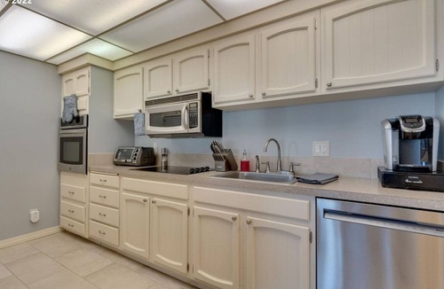 Downtown Portland Condo | Charming Downtown Condo with a View