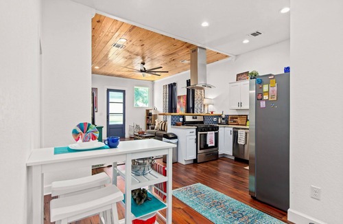 Denver Heights House | Charming Downtown SAT Retreat | Pearl & River Walk